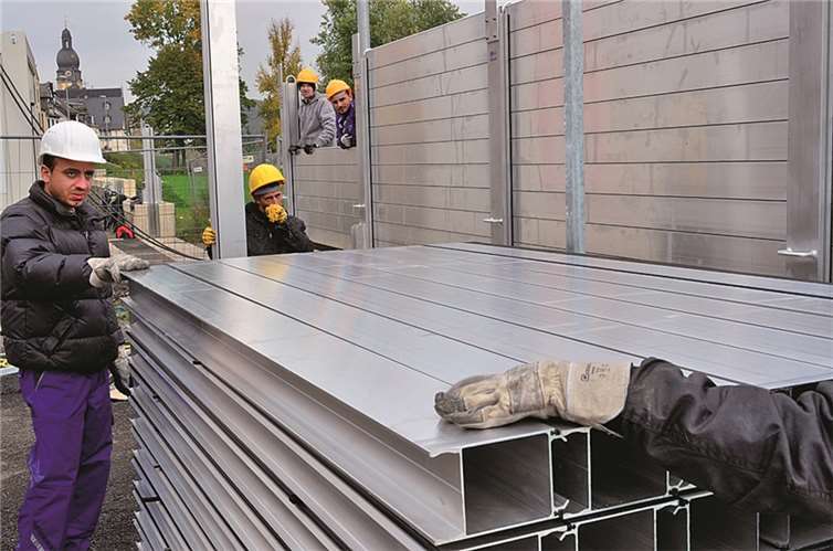 Das mobile Schutzsystem wird in Containern gelagert und im Einsatzfall vom zentralen Betriebshof der Stadt Koblenz an die festen Mauern gebracht.