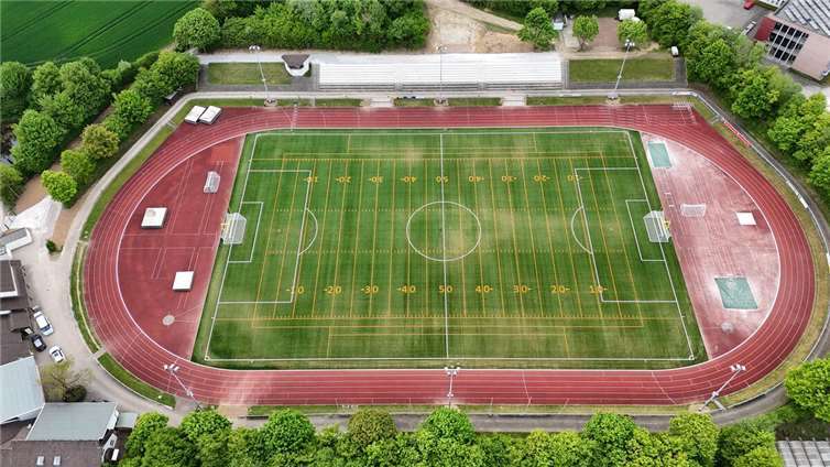 Neuer Glanz im wiedereröffneten Mons-Tabor-Stadion Das modernisierte Stadion in Montabaur verfügt nun über einen Kunstrasen, neue Drainagen, eine zeitgemäße Beregnungsanalage und fest installierte Markierungen für Fußball und American Football. Foto: VG Montabaur / Ralf Kohlhaas