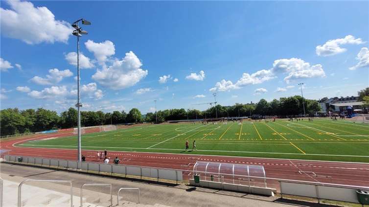 Das modernisierte Stadion in Montabaur verfügt nun über einen Kunstrasen, neue D...