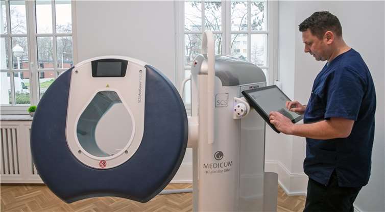 Das modernste Röntgengerät der Welt verrichtet im Medizinischen Versorgungszentrum Medicum Rhein-Ahr-Eifel und wird hier von Dr. Csaba Lososnc bedient.