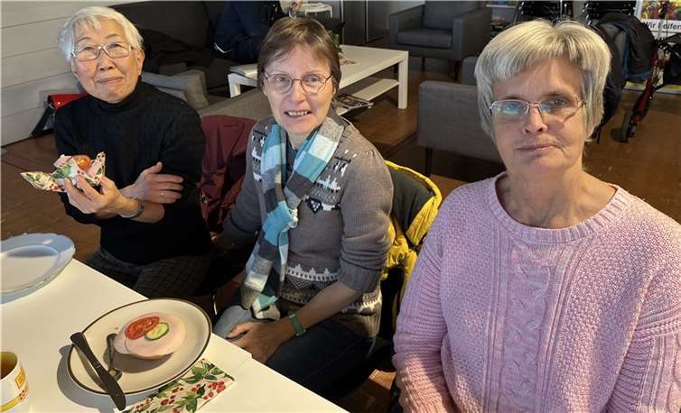 Das monatlich stattfindende Frühstück im Begegnungszelt ist für die Bürgerinnen und Bürger zu einer festen Institution geworden. Bei Brötchen und Kaffee wird geklönt, sich ausgetauscht und auch gelacht.  Foto: Astrid Zens / DRK-Kreisverband Ahrweiler e.V.