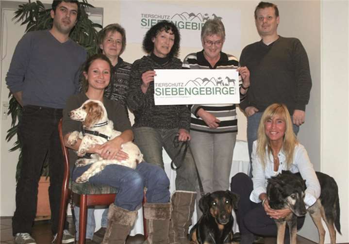 Das motivierte Vorstands-Team des Tierschutz Siebengebirge. (v.l.n.r.): Ozan Stoll, Jessica Stoll (mit Pflegehund Bruce), Beate Ditscheid, Gisela Gebel, Brigitte Bley-Völkner, Gerald Steinwand, Andrea Czapek privat