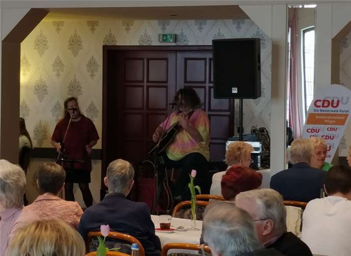 Das musikalische Duo „The Limpets“ sorgt mit einer Mischung aus Rock, Pop und Folk für eine ausgelassene Stimmung.