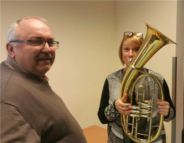 Das musizieren in der Gruppe soll den Teilnehmern zukünftig viel Spaß bringen.