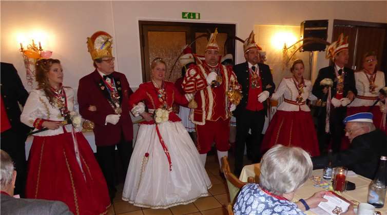 Das närrische Gefolge beim Einmarsch. Fotos: privat