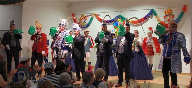 Das närrische Gießkannenorchester mit Prinz Albert I. spielt auf.Fotos: kfd-Andernach