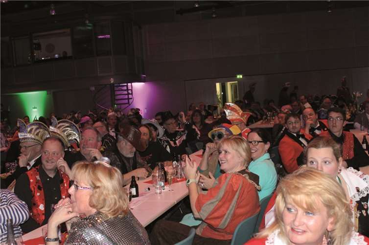 Das närrische Publikum freute sich über das unterhaltsame Programm der Studiosen.