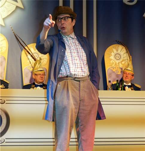 Das närrische Publikum kugelte sich vor Lachen, als der hessische Begge Peder Anekdoten aus seinem Leben preisgab.