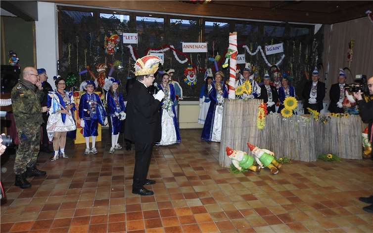 Das närrische Tollitätenpaar mit Hofstaat begrüßte die „Entmachteten“