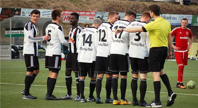 Das nennt sich mal eine Mauer: Bei einem Freistoß des Morbachers Jonas Mart weist Schiedsrichter Richard Kochanetzki die Mendiger (v.l.) Malte Wedemeyer, Kodai Stalph, Jeset Akwapay, John Rausch, Marcel Berg, Lars Bohm und Mathias Strahl in die Schranken. -SK-