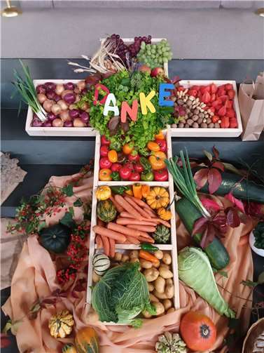 Das neu angefertigte Kreuz mit den gestifteten Gaben. Foto: privat