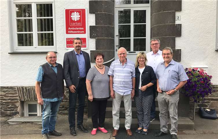 „Das neu benannte Kuratorium der Caritas-Stiftung Mosel-Eifel-Hunsrück fördert ein Projekt für Kinder mit suchtkranken oder psychisch kranken Eltern“, v. l. n. r.: Walter Feltes, Caritasdirektor Frank Zenzen, Karin Steffens, Walter Kunsmann, Anke Beilstein, Matthias Follmann und Helmut Probst.  Caritasverband Mosel-Eifel-Hunsrück e. V.