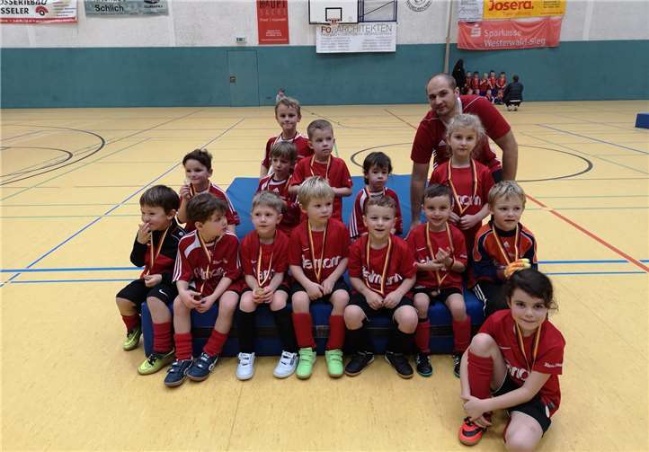 Das neu formierte Bambini-Team mit Coach Peter Cziudej.privat