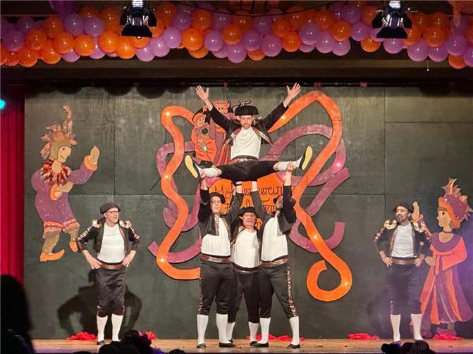 Tanzen das ganze Jahr Das neu gegründete Männerballett hatte bei allen Auftritten besonders Spaß und konnte sich auf der Möhnensitzung der „Fidelen Frauen“ Kobern auch dem heimischen Publikum vorstellen.