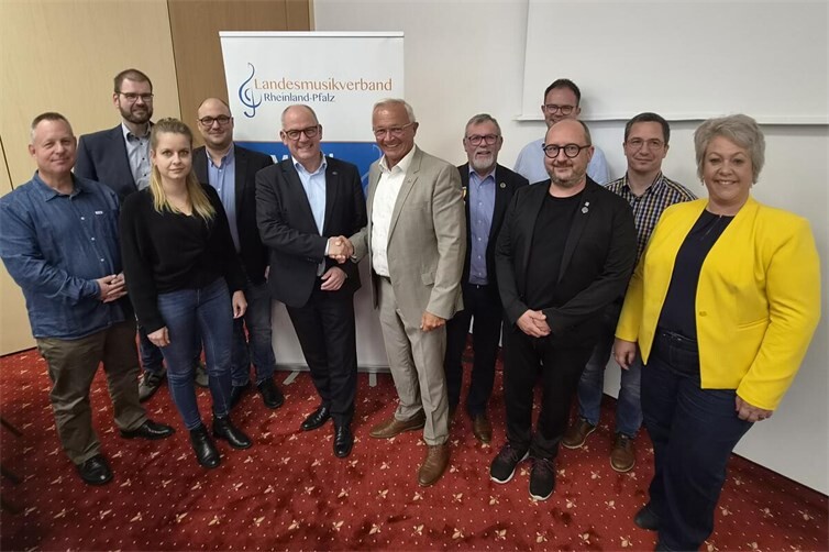 Das neu gewählte Präsidium des Landesmusikverband RLP e.v.von links nach rechtsAndreas Vicinus, Julia Nelles, Wolfgang Neidhöfer, Andreas Trierweiler, Dr. Norbert Herhammer, Achim Hallerbach, Norbert Sartoris, Marco Lichtenthäler, Peter Meyenschein, Christoph Zirfas, Jutta Mettig (Geschäftsführerin LMV)