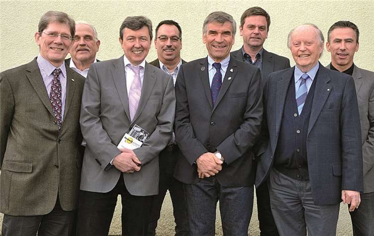 Das neu gewählte Präsidium (vorne, v.l.): Wolfgang Jung (Schatzmeister, Koblenz), Carl Kipp (Vizepräsident, Vallendar), Ulrich Klaus (Präsident, Waldesch), Dieter Kamptz (Leiter Sportentwicklung Brohl-Lürzing); (hinten, v.l.): Hans Molitor (Sportwart, Mayen), Andreas Germei (Leiter Spielbetrieb, Rheinböllen), Michael Montada (Jugendwart, Andernach), Lothar Markus (Geschäftsführer, Oberfell). privat