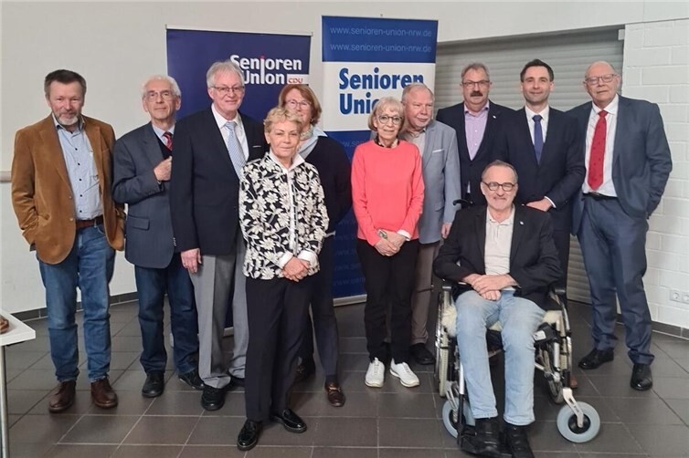 Das neu gewählte Vorstandsteam mit den verabschiedeten Mitgliedern Dr. Dieter Braun und Angelika Wichert und MdL Jonathan Grunwald