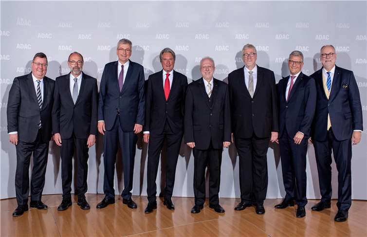 Das neu zusammengesetzte ADAC Präsidium bei der Hauptversammlung des ADAC e.V. 2019 am Nürburgring: (V.l.n.r.) Generalsyndikus Christian Reinicke, Erster Vizepräsident Ulrich Klaus Becker, Vizepräsident für Finanzen Jens Kuhfuß, Sportpräsident Hermann Tomczyk, Präsident Dr. August Markl, Vizepräsident für Tourismus Kurt Heinen, Vizepräsident für Technik Karsten Schulze, Vizepräsident für Verkehr Gerhard Hillebrand.Quelle: ©ADAC/Hojabr Riahi