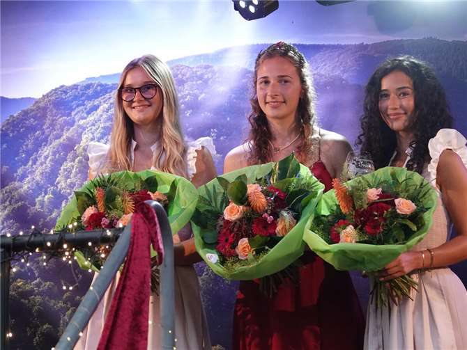 Das neue Altenahrer Wein-Trio wurde beim Weinsommer offiziell prokalmiert. Von links Weinprinzessin Amelie Linnarz, Weinkönigin Hanna Müller und Weinprinzessin Isabelle Steinhoff.  Fotos: DU