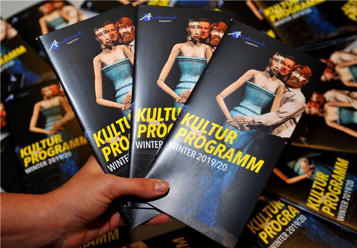 Das neue Andernach Kulturprogramm-Heft im schicken Design. Foto: Stadt Andernach/Maurer