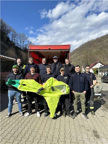 Das neue Ausbilderteam mit Jennifer Schwab, Michael Meurer und Tobias Schwank, wurde bei dem aufwändigen Lehrgang von den ehemaligen Zugführern des Gefahrstoffzuges und langjährigen Kreisausbildern Friedhelm Jakobs und Jürgen Kerich unterstützt. Foto: Anna-Lina Helbing