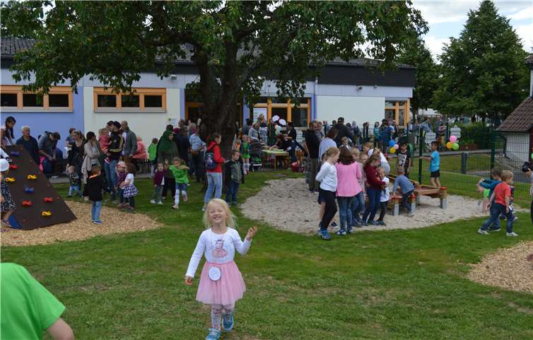 Das neue Außengelände wurde von den Kindern sofort in Besitz genommen. Foto: AB
