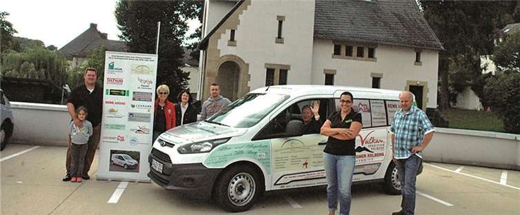 Das neue Auto mit Sponsoring für die evangelische Kirchengemeinde Adenau. Norbert Ulrich