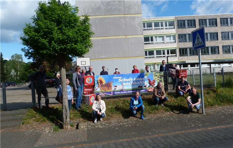 Das neue Banner der Realschule plus in Unkel wurde nun offiziell enthüllt. Foto: privat