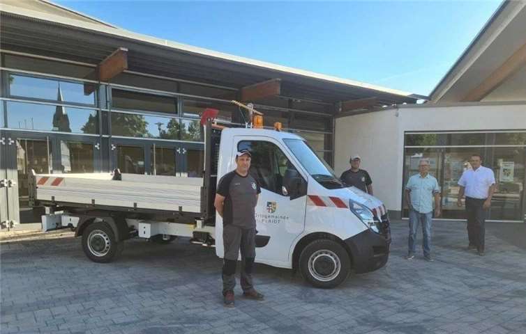 Das neue Bauhoffahrzeug wurde an den Leiter übergeben. Foto: privat