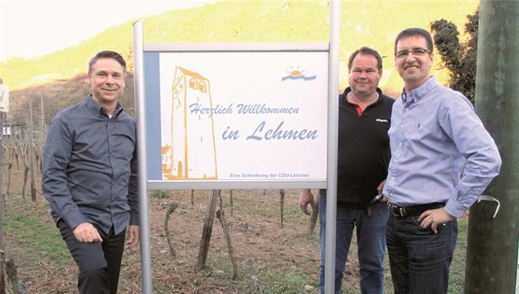 Das neue Begrüßungsschild ist rechtzeitig fertig. privat