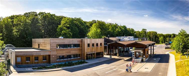 Das neue Betriebsgebäude des Abfallwirtschaftszentrums „Auf dem Scheid“ in Niederzissen.  Foto: B. Risse / Kreisverwaltung Ahrweiler