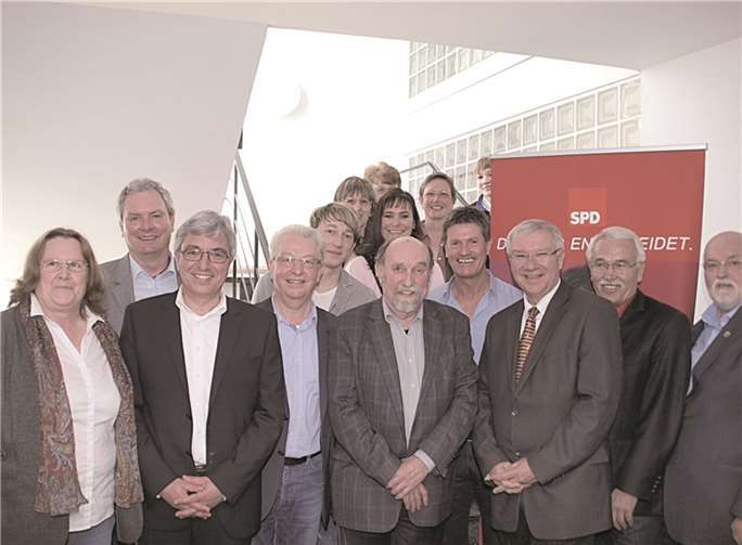 Das neue Bürgerbüro platzte aus allen Nähten, denn viele politische Mitstreiter, auch parteiübergreifend, Familienangehörige und Freunde waren zur Eröffnung des Bürgerbüros von Detlev Pilger (4. v. r.), darunter Landesinnenminister Roger Lewentz (3. v. l.) und der Koblenzer Oberbürgermeister Prof. Dr. Joachim Hofmann-Göttig (3. v. r.) gekommen. US