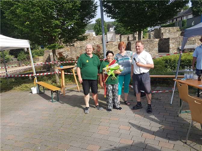 Das neue Bürgerkönigspaar Klaus-Peter und Petra Heck, Heike Dobbelog (stellvertretende Vorsitzende) und Bürgervereins-Vorsitzender Uwe Schwippert (v.l.n.r.).  Foto: Bürgerverein Rheinbreitbach
