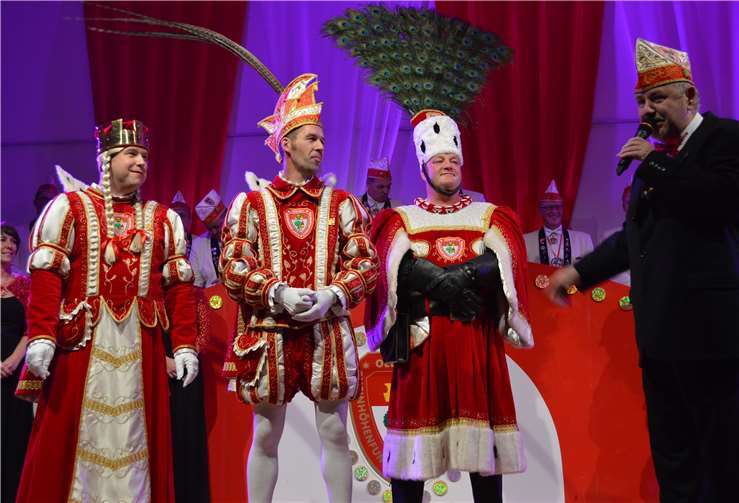 Das neue Dreigestirn wurde vom Ehrenpräsidenten der Rheinhöhenfunken, Rudi Dick, proklamiert.