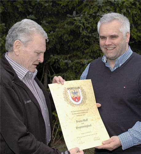 Das neue Ehrenmitglied Bruno Wulf mit SC-Vorsitzendem Jens Reinhold. -BL-