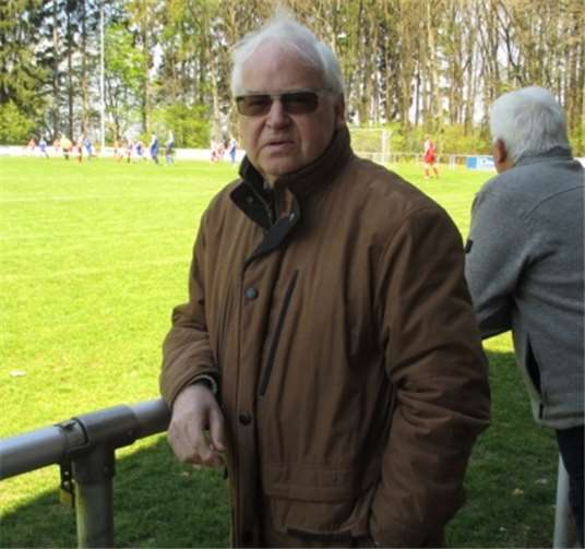 Das neue Ehrenmitglied Wilhelm Hütt auf dem Fußballplatz.privat