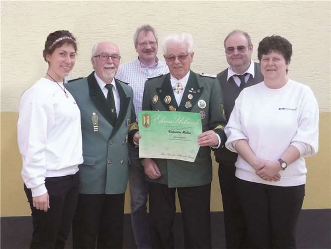 Das neue Ehrenmitglied der Schützenbruderschaft inmitten von Vorstandsmitgliedern (v.li.): Monika Rörig, Rudi Rörig, Werner Schlich, Valentin Müller, Willi Kaster und Claudia Kaster. RÜ