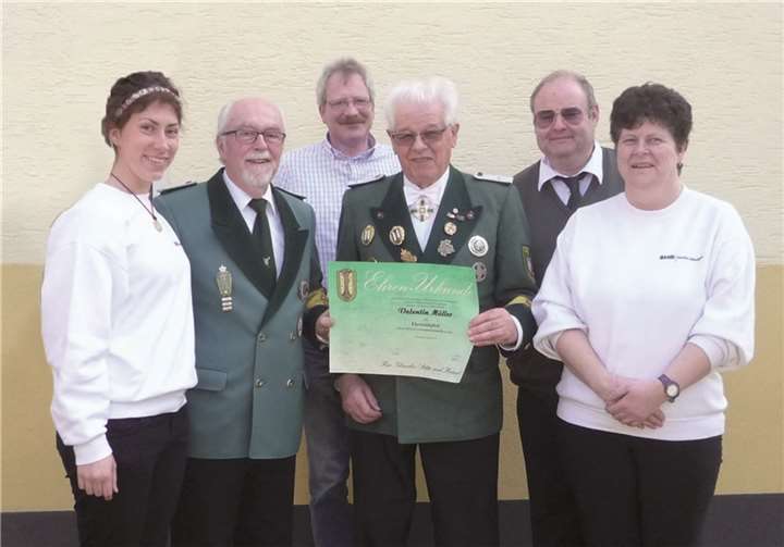 Das neue Ehrenmitglied der Schützenbruderschaft inmitten von Vorstandsmitgliedern (v.li.): Monika Rörig, Rudi Rörig, Werner Schlich, Valentin Müller, Willi Kaster und Claudia Kaster. RÜ