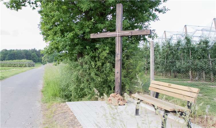 Das neue Eichenkreuz mit Ruhebank.
