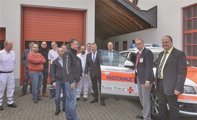 Das neue Einsatzfahrzeug braucht Platz: Der Kreis Ahrweiler mit Landrat Dr. Jürgen Pföhler (Mitte) hilft dem Team der DRK-Rettungswache in Adenau. Kreisverwaltung Ahrweiler