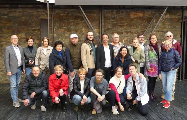 Das neue Ensemble der Mayener Burgfestspiele freut sich mit Intendant Alexander May und Oberbürgermeister Dirk Meid auf die Festivalsaison 2025. Fotos: TE