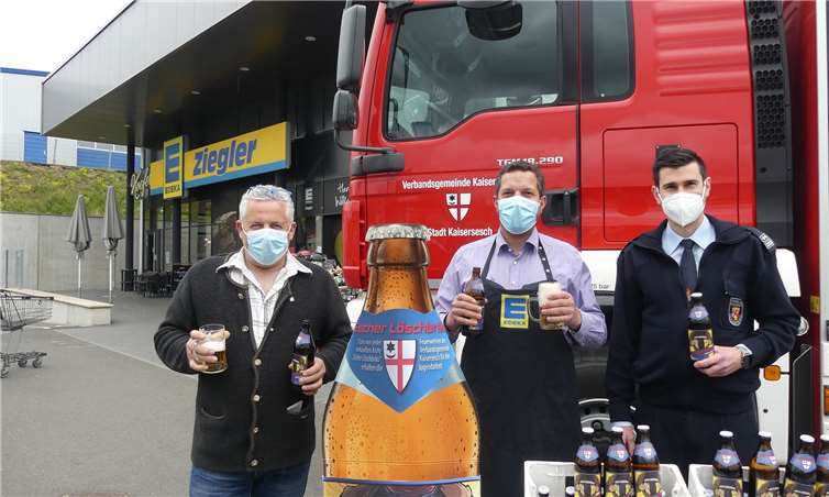 Das neue „Escher Löschbräu“ soll die Kassen der Freiwilligen Feuerwehren in der Verbandsgemeinde Kaisersesch klingeln lassen. (V.l.) Bürgermeister Albert Jung, Stefan Ziegler, Wehrleiter Tim Etzkorn.Fotos: TE