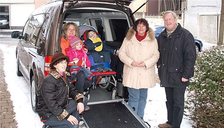 Das neue Fahrzeug ist für die Familie Marmé ein wahrer Segen. Alles ist so praktisch und alles ist einfacher geworden. Der Dank gilt hier allen Spendern und den Menschen, die sich so dafür eingesetzt hatten. Bei der offiziellen Vorstellung mit dabei: Alexandra Arenz, Anke Marmé mit Emily und Jamie, Bürgermeisterin Rita Hirsch und Peter Weiler. (v.l.)Foto: US
