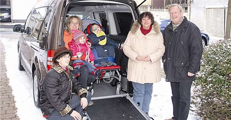 Das neue Fahrzeug ist für die Familie Marmé ein wahrer Segen. Alles so praktisch und alles ist einfacher geworden. Der Erwerb des Autos war nur durch die Unterstützung der Spender und Menschen möglich, die sich so dafür eingesetzt hatten. Bei der offiziellen Vorstellung mit dabei: Alexandra Arenz, Anke Marmé mit Emily und Jamie, Bürgermeisterin Rita Hirsch und Peter Weiler (v.l.).US