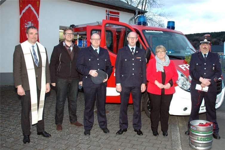 Das neue Feuerwehrauto wurde übergeben (v.l.): Pastor Dr. Rainer Justen, Gemeindeassistent Matthias Beer, Bürgermeister Guido Nisius, Wehrleiter Dieter Merten, Ortsbürgermeisterin Gemeinde Quiddelbach Petra Schmitz und Wehrführer FFW Quiddelbach Walter Jokisch. UM