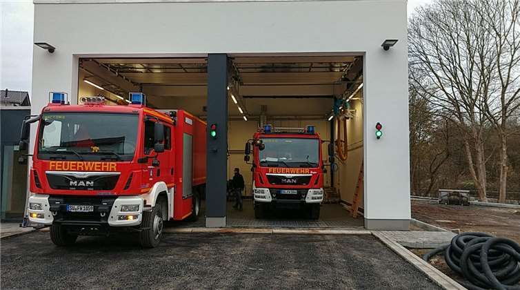 Das neue Feuerwehrhaus Pech - Hilfe beim Umzug gab’s auch von der Löschgruppe Berkum mit deren Gerätewagen (li.).
