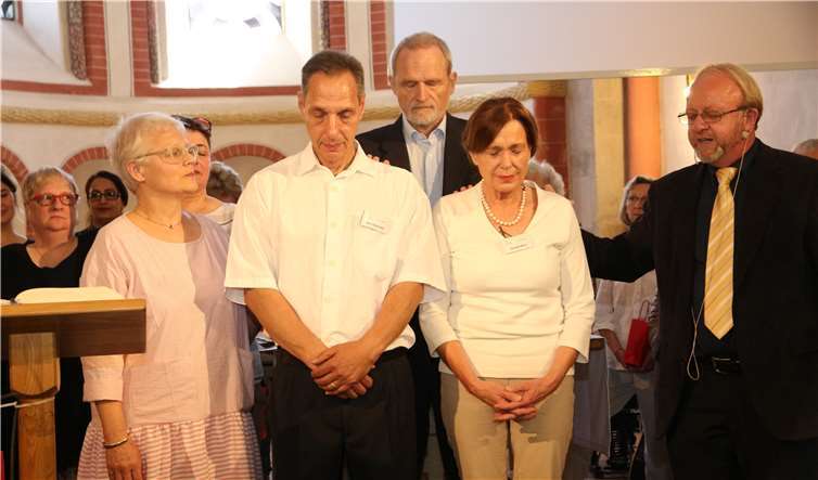 Das neue Führungsduo Christel Blum undPeter Paskowski erhält den kirchlichen Segen.