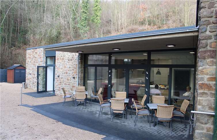 Das neue Funktionsgebäude verfügt über einen Gastronomie- sowie einen Toilettenbereich.