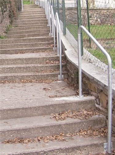 Das neue Geländer sorgt für mehr Sicherheit.  Privat