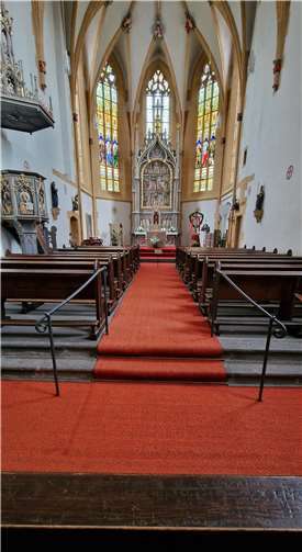 Das neue Geländer, um sicher zum Altar zu kommen.  Fotos: privat